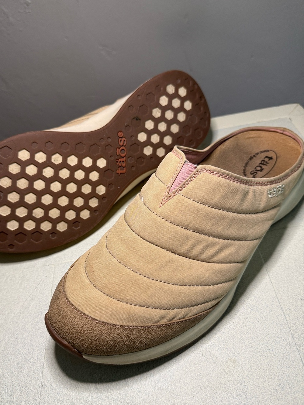 Taos Right On Quilted Slip On Mules Tan Rosette Pink Gorpcore Comfort Size 11
